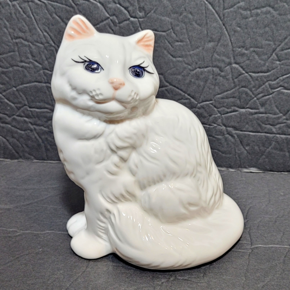 Adorable Vintage White Persian Kitty Cat Figurine Excellent